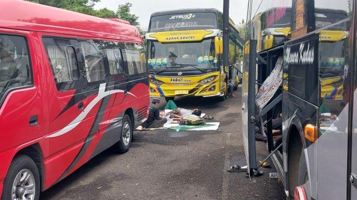 Sejumlah Jamaah Reuni 212 Tampak Gelar Tikar di Parkiran Masjid At-Tin Jakarta Timur untuk Istirahat