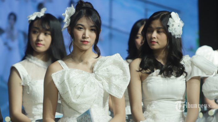 Anggota JKT48 saat peluncuran single original berjudul Rapsodi, di Jakarta, Rabu (22/1/2020). 16 Anggota posisi teratas JKT48 membawakan single original pertama setelah delapan tahun mereka membawakan lagu-lagu saduran dari sister grup, AKB48. TRIBUNNEWS/HERUDIN