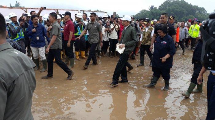 Sepatu Jokowi Penuh Lumpur Saat Tanam Akar Wangi Bersama Warga Sukajaya