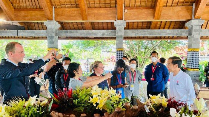 Presiden Joko Widodo (Jokowi) mengunjungi Taman Hutan Raya (Tahura), Ngurah Rai, Bali, pada Rabu, (16/11/2022).
Sebelum acara bersama pemimpin negara atau organisasi, presiden sempat mengajak official media tiap negara berkeliling kawasan yang menjadi tempat konservasi dan wisata mangrove tersebut.