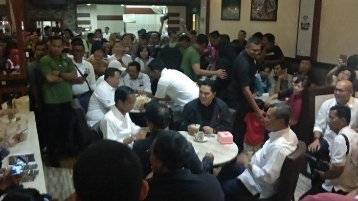 Usai Kampanye Terbuka, Malamnya Jokowi Ngopi Bareng Pemuda di Dumai