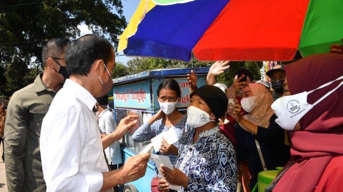 Jokowi Salurkan Bansos Untuk Tambahan Modal Usaha di Pasar Kanoman Cirebon