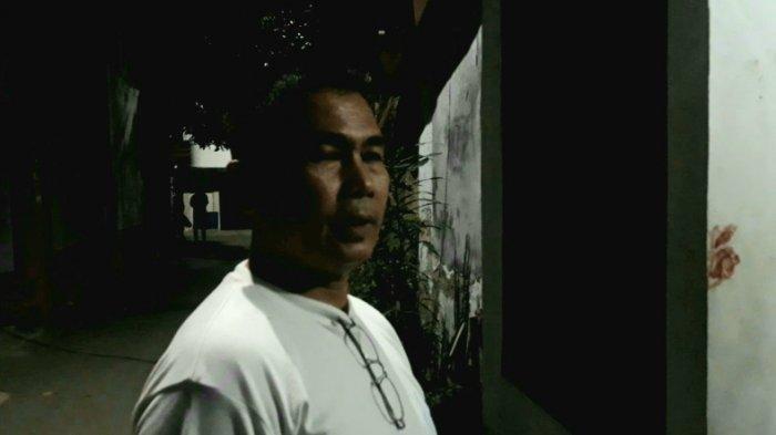 Junaidi sang pemilik warung yang tidak mau diutangi rokok oleh anak Elvy Sukaesih, Haidar di Kramat Jati, Jakarta Timur, Kamis (12/9/2019). (TRIBUNJAKARTA.COM/BIMA PUTRA)