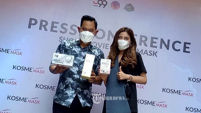 Gilang Widya Pramana pemilik Juragan 99 Trans bersama istri tercinta Shandy Purnamasari, Founder KosmeMask yang juga Founder MS Glow Beauty. melouncing Film Pendek 'Ibuku Yang Cerewet' dan Launching KomseMask, dikawasan Ampera Cilandak Jakarta Selatan, Kamis (4/3/2021). Acara louncing dihadiri 15 Influncer Terkenal seperti Atta Hallintar, Uya Kuya bersama anak dan istri Kuya. TRIBUNNEWS.COM/FX ISMANTO