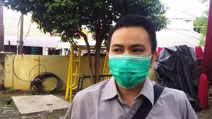 Kakak copilot Sriwijaya Air SJ 182 Diego Mamahit, Chris Mamahit, mendatangi RS Polri, Kramat Jati, Jakarta Timur (Tribunnews.com/Chaerul Umam)