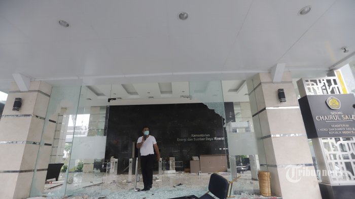 Demo Tolak UU Cipta Kerja Ricuh, ESDM: Delapan Mobil Dinas Hancur, Kerugian Masih Dihitung