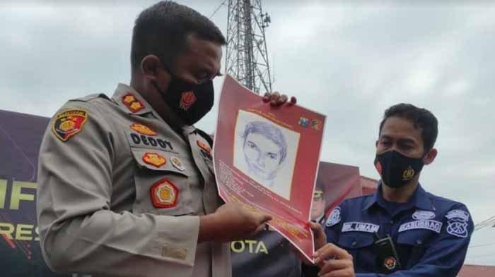 Kapolres Mojokerto Kota AKBP Deddy Supriadi menunjukkan sketsa wajah terduga pelaku pembunuhan terhadap Santi, wanita terapis pijat tradisional di Rumah pijat Berkah Berkah, Dusun/ Desa Mlirip, Kecamatan Jetis, Kabupaten Mojokerto.