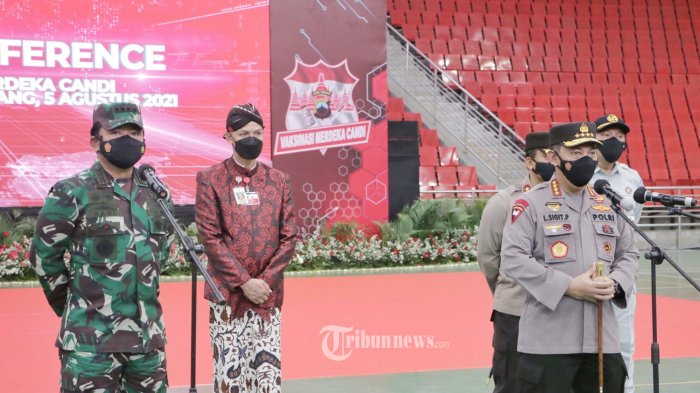 Panglima TNI Marsekal Hadi Tjahjanto dan Kapolri Jenderal Listyo Sigit Prabowo meninjau pelaksanaan vaksinasi Merdeka Candi di Stadion Jatidiri, Semarang Jawa Tengah, Kamis (5/8/2021). Sigit mengatakan vaksinasi ini dilaksanakan untuk memperingati hari kemerdekaan RI pada 17 Agustus, targetnya sampai hari kemerdekaan yaitu 600.8000 dosis vaksin. Adapun perhari targetnya adalah 150.000 dosis. Vaksinasi ini menurut Kapolri adalah langkah Pemerintah untuk mengendalikan angka covid-19. Vaksinasi Merdeka Candi ini dilaksanakan di seluruh wilayah Jawa Tengah dengan melibatkan tenaga, kesehatan, TNI-Polri dan Pemda setempat. Vaksinasi ini akan menyasar kelompok masyarakat dan komunitas seperti mahasiswa dan ormas. (Tribun Jateng/Hermawan Handaka)