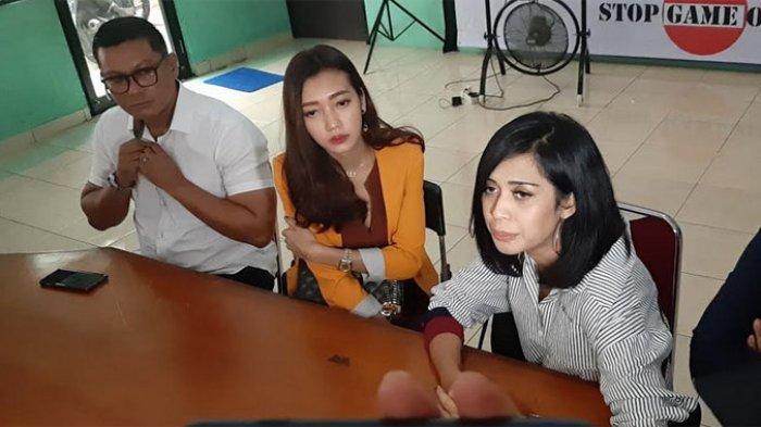Karen Pooroe rindu anaknya yang sudah 4 bulan terpisah, ia pun menemui Lembaga Perlindungan Anak Indonesia (LPAI) dam menyambangi Komisi Nasonal (Komnas) Anak di Jalan TB Simatupang, Pasar Rebo, Jakarta Timur, Senin (2/12/2019).