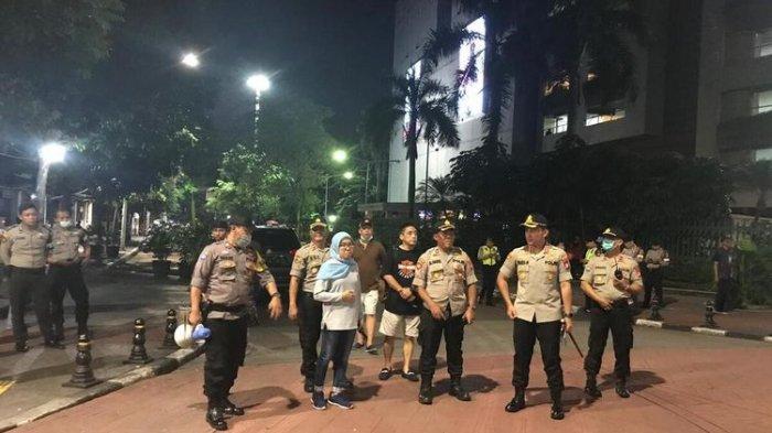 Polisi Bubarkan Anak Muda yang Nongkrong di Blok M: Saya Ingatkan untuk Social Distancing