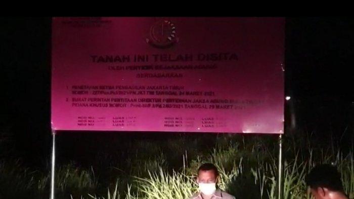 Kejagung Pasang Plang Penyitaan Ratusan Bidang Tanah Benny Tjokrosaputro dan Lukman Purnomosidi