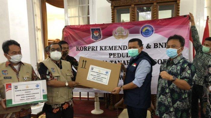 Kemendagri Serahkan Bantuan untuk Korban Bencana Longsor ...