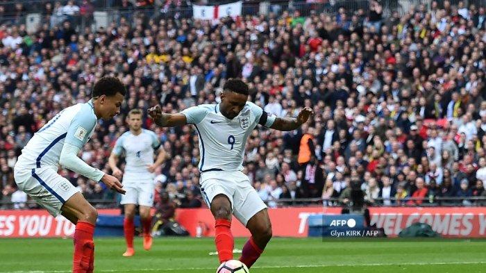 Eks Striker Inggris Jermain Defoe (tengah) melakukan tendangan untuk mencetak gol pertama timnya selama pertandingan sepak bola kualifikasi Piala Dunia 2018 antara Inggris dan Lithuania di Stadion Wembley di London pada 26 Maret 2017. Kenangan Jermain Defoe saat membela Timnas Inggris di Piala Dunia 2010 Afrika Selatan, diajak Wayne Rooney nonton DVD pernikahan.
Glyn KIRK / AFP