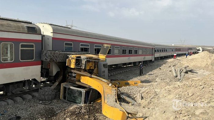 Sebuah gambar selebaran yang disediakan oleh Bulan Sabit Merah Iran pada 8 Juni 2022 menunjukkan sebuah kereta tergelincir setelah menabrak sebuah ekskavator di dekat kota Tabas di Iran tengah, di jalur antara kota Mashhad dan Yazd. - Lebih dari selusin orang tewas dan terluka ketika sebuah kereta tergelincir di dekat Tabas setelah menabrak sebuah ekskavator, media pemerintah melaporkan. (Photo by Iranian Red Crescent / AFP)