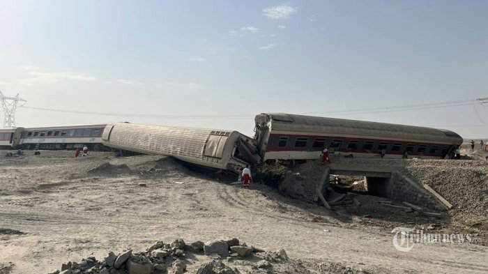 Gambar selebaran yang disediakan oleh Bulan Sabit Merah Iran pada 8 Juni 2022 menunjukkan penyelamat di lokasi kereta tergelincir di dekat kota Tabas di Iran tengah di jalur antara kota Mashhad dan Yazd di Iran. - Lebih dari selusin orang tewas dan terluka ketika sebuah kereta tergelincir di dekat Tabas setelah menabrak sebuah ekskavator, media pemerintah melaporkan. (Photo by Iranian Red Crescent / AFP)