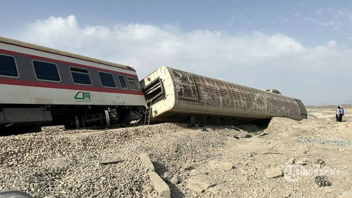 Gambar selebaran yang disediakan oleh Bulan Sabit Merah Iran pada 8 Juni 2022 menunjukkan penyelamat di lokasi kereta tergelincir di dekat kota Tabas di Iran tengah di jalur antara kota Mashhad dan Yazd di Iran. - Lebih dari selusin orang tewas dan terluka ketika sebuah kereta tergelincir di dekat Tabas setelah menabrak sebuah ekskavator, media pemerintah melaporkan. (Photo by Iranian Red Crescent / AFP)