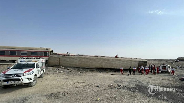 Gambar selebaran yang disediakan oleh Bulan Sabit Merah Iran pada 8 Juni 2022 menunjukkan penyelamat di lokasi kereta tergelincir di dekat kota Tabas di Iran tengah di jalur antara kota Mashhad dan Yazd di Iran. - Lebih dari selusin orang tewas dan terluka ketika sebuah kereta tergelincir di dekat Tabas setelah menabrak sebuah ekskavator, media pemerintah melaporkan. (Photo by Iranian Red Crescent / AFP)