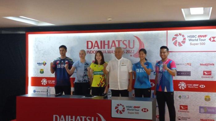 Ketua Harian PP PBSI, Alex Tirta foto bersama para pebulutangkis yang akan tampil pada Indonesia Masters 2022, Istora Senayan, Jakarta, Senin (6/6/2022).