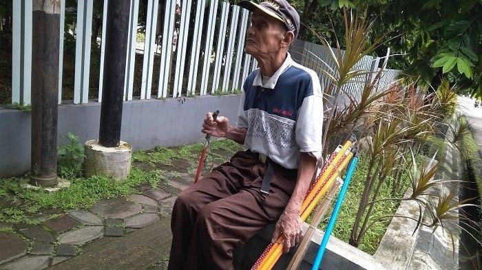 Kisah Perjuangan Mbah Miswadi, Penyandang Tunanetra Berjualan Sapu Keliling Sejak 1981