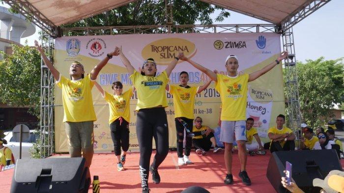 Komunitas Zumba Lovers Surabaya Pimpin Senam Zumba di Lotte Grosir Waru