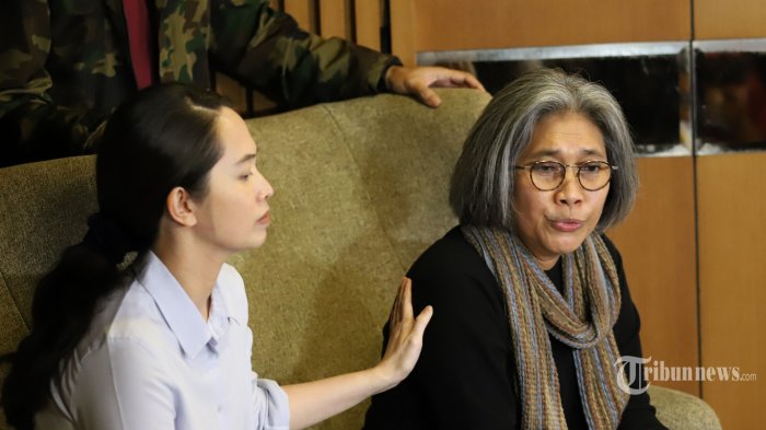 Anggota DPR RI dari Fraksi PDIP, Indah Kurnia (kanan) bersama anaknya yang juga artis, Verlita Evelyn (kiri) memberikan keterangan pers terkait anaknya, Justin Frederick yang menjadi korban pemukulan, di Gedung Nusantara II, Kompleks Parlemen, Senayan, Jakarta, Senin (6/6/2022). Justin Frederick yang merupakan anak dari Indah Kurnia menjadi korban pemukulan di Tol Dalam Kota, Jakarta, oleh tersangka Faisal Marasabessy. TRIBUNNEWS/IRWAN RISMAWAN
