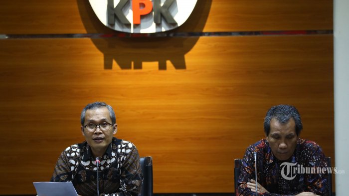 Wakil Ketua KPK, Alexander Marwata (kiri) bersama Deputi Pencegahan KPK Pahala Nainggolan menyampaikan keterangan pers terkait hasil kajian program kartu prakerja di Gedung KPK, Jakarta Selatan, Kamis (18/6/2020). KPK menemukan sejumlah permasalahan dalam empat aspek terkait tata laksana sehingga pemerintah perlu melakukan perbaikan dalam implementasi program yaitu terkait proses pendaftaran, kemitraan dengan platform digital, materi pelatihan, dan pelaksanaan program. Tribunnews/Irwan Rismawan (Tribunnews/Irwan Rismawan)