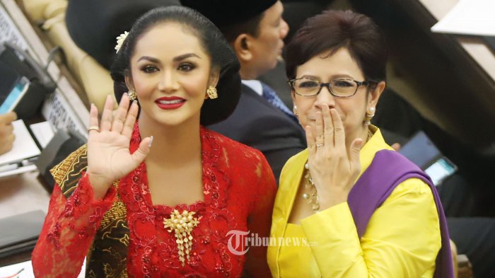 Anggota DPR terpilih dari Partai Demokrasi Indonesia Perjuangan (PDIP) Krisdayanti atau yang akrab disapa KD saat menghadiri pelantikan anggota DPR di Kompleks Parlemen, Senayan, Jakarta Pusat, Selasa (1/10/2019). Krisdayanti tampil cantik dan anggun dalam balutan kebaya merah yang merupakan rancangan dari desainer Anne Avantie. Tribunnews/Jeprima