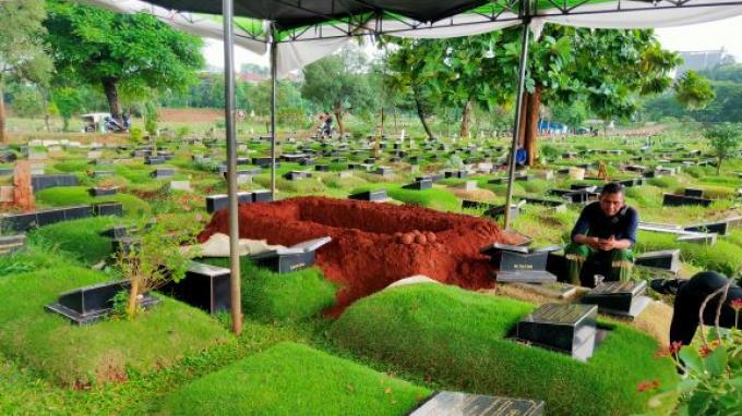 Jelang Pemakaman Ricky Yacobi, Hujan Membasahi TPU Tanah Kusir