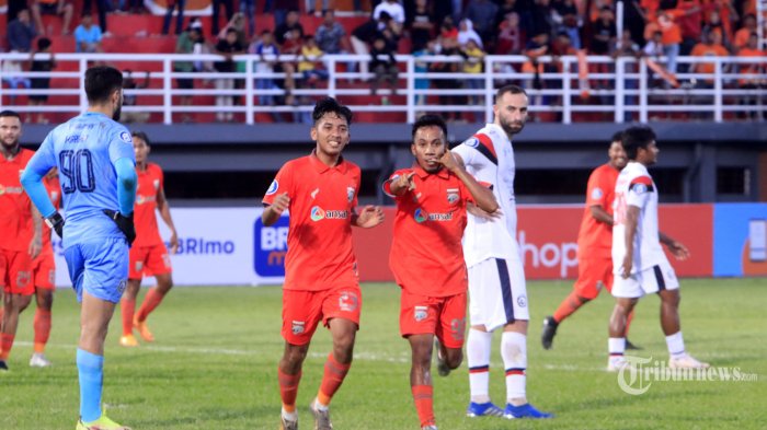 Gelandang serang Borneo FC Samarinda, Muhammad Sihran (tengah, kanan) melakukan selebrasi bersama rekannya, Arya Gerryan Senyiur (tengah, kiri) usai mencetak gol ketiga timnya ke gawang Arema FC dalam laga BRI Liga 1 2022/2023 antara Borneo FC Samarinda kontra Arema FC di Stadion Segiri, Kota Samarinda, Kalimantan Timur, Minggu (24/7/2022) sore. Borneo FC berhasil mengalahkan Arema FC dengan skor 3-0 (2-0). TRIBUN KALTIM/NEVRIANTO HARDI PRASETYO