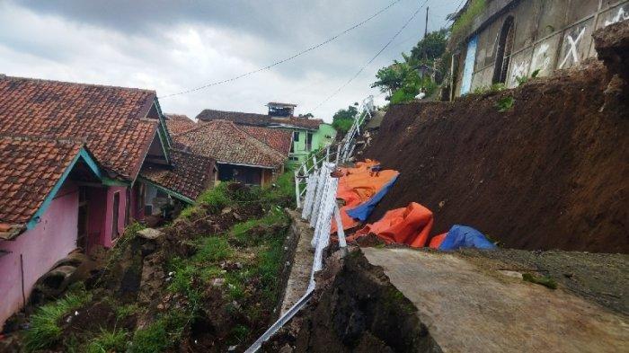 Longsor di Kabupaten Bandung Barat, Belasan Jiwa harus Mengungsi