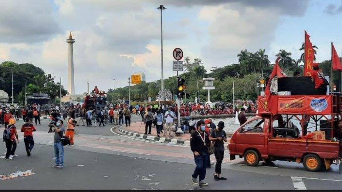 Nyala Kembang Api Tutup Aksi Demo May Day di Kawasan Patung Kuda Jakarta
