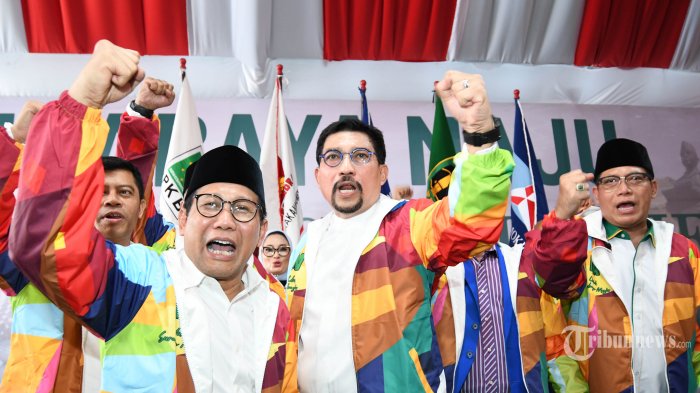 MAJU CAWALI - Bakal Calon Walikota Surabaya, Irjen Pol (Purn) Machfud Arifin (tengah) bersama pimpinan lima partai pengusung berkumpul di Surabaya, Minggu (26/1), Kelima partai tersebut adalah PKB, Gerindra, Demokrat, PAN, dan PPP resmi mengusung mantan Kapolda Jatim itu untuk maju pada Pilwali 2020. SURYA/AHMAD ZAIMUL HAQ