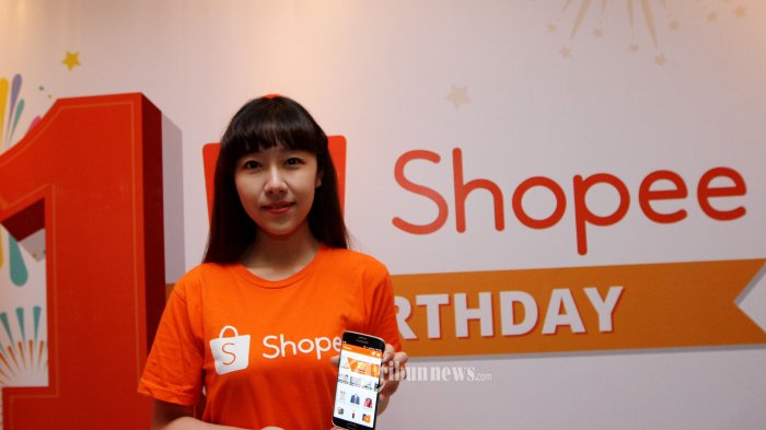 Regional Managing Director Shopee Rainal Lu saat merayakan ulang tahun pertama Shopee dengan tema Serve, Reward, Award di Thamrin Nine, Jakarta Pusat, Selasa (6/12/2016) malam. Sebagai bentuk perayaan ulang tahun pertama Shopee pun turut mengkampanyekan belanja