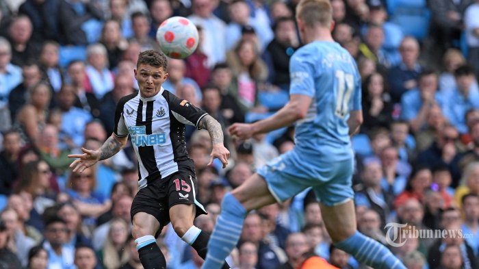 Bek Newcastle United Inggris Kieran Trippier (kiri) bersaing dengan gelandang Manchester City Belgia Kevin De Bruyne selama pertandingan sepak bola Liga Premier Inggris antara Manchester City dan Newcastle United di Stadion Etihad di Manchester, barat laut Inggris, pada 8 Mei 2022. (Photo by Paul ELLIS / AFP)