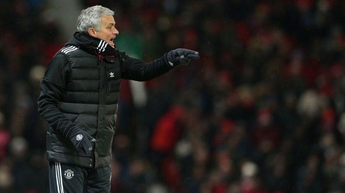 Ekspresi pelatih Manchester United, Jose Mourinho saat timnya bertemu Brighton & Hove Albion dalam laga babak 8 besar Piala FA di Stadion Old Trafford, Manchester, Minggu (18/3) dini hari WIB.