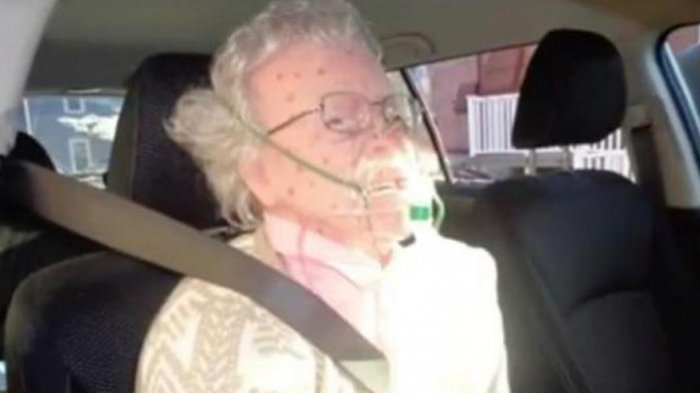 Sosok Nenek Sekarat Bikin Heboh, Polisi Dobrak Pintu Mobil Tapi Hal Mengejutkan Terjadi