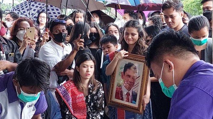 Senyum Marsha Aruan Antar Kepergian Sang Ayah