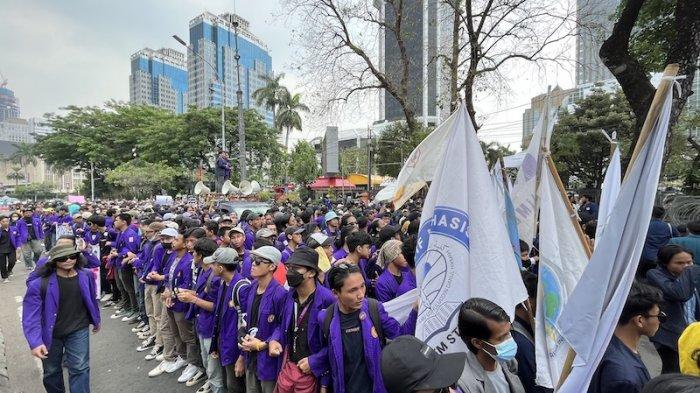 Tolak Kenaikan BBM, Massa Mahasiswa Minta Jokowi Hadir Berdialog di Jalanan