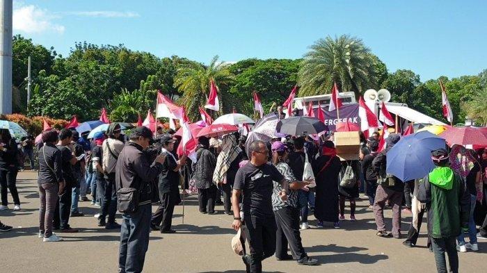Nyaris Bentrok, Massa yang Minta Anies Baswedan Mundur Digeser Polisi ke Medan Merdeka Barat