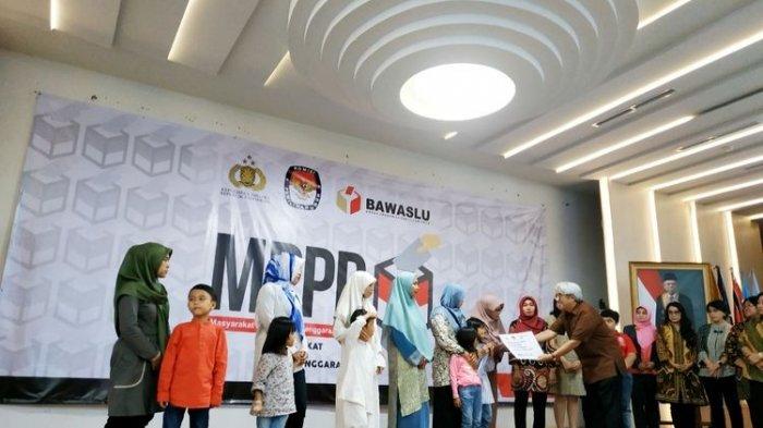Keluarga dari 251 Petugas Pemilu 2019 yang Meninggal Dunia Diberi Santunan