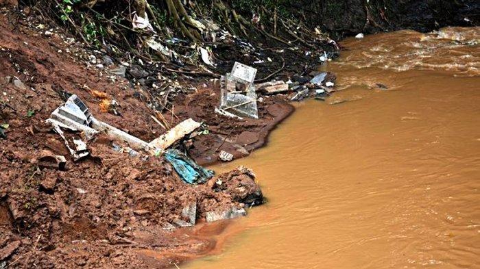 Kaki Terjebak Lumpur, Penjaga Makam Ini Tidak Sempat Jangkau Mayat yang Hanyut di Sungai