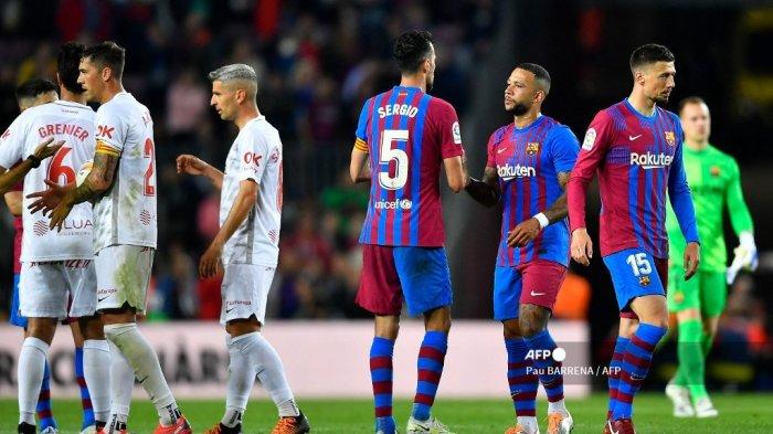 Pemain depan Barcelona Barcelona Memphis Depay (3R) dan rekan satu timnya merayakan kemenangan mereka di akhir pertandingan sepak bola Liga Spanyol antara FC Barcelona dan RCD Mallorca di stadion Camp Nou di Barcelona pada 1 Mei 2022.