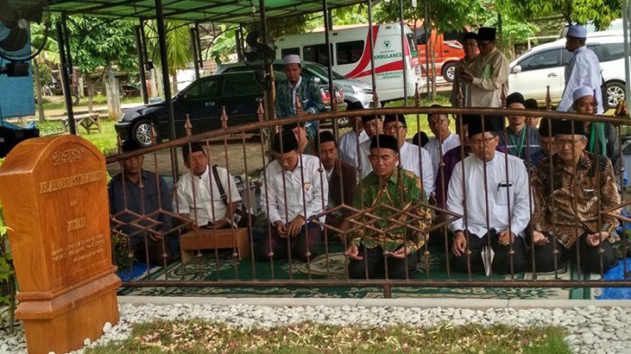 Mendikbud Muhadjir Effendi Memimpin Tahlil di Depan Makam KH Hasyim Muzadi