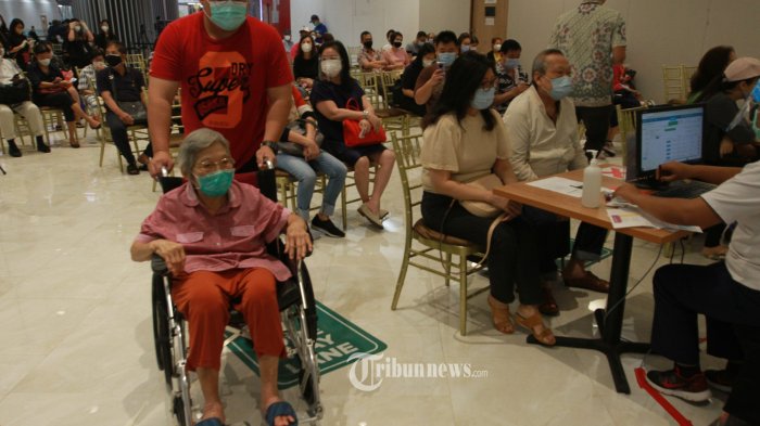 Banyak Kendala Vaksinasi pada Lansia, Informasi yang Tak Valid hingga Kesulitan Menuju Lokasi Vaksin