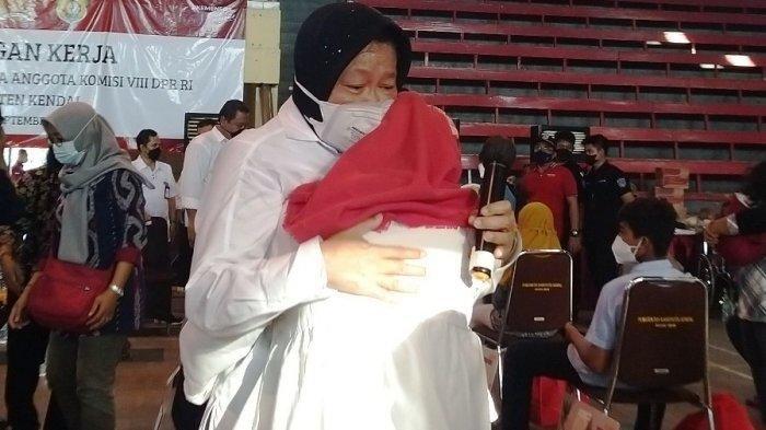 Anak Yatim Menangis dalam Pelukan Mensos Risma, Teringat Ibunya yang Meninggal Akibat Covid-19