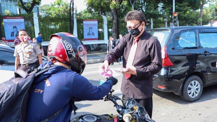 Peringati Hari Lahir Pancasila, Tjahjo Kumolo Terjun ke Jalan Bagikan Masker ke Masyarakat