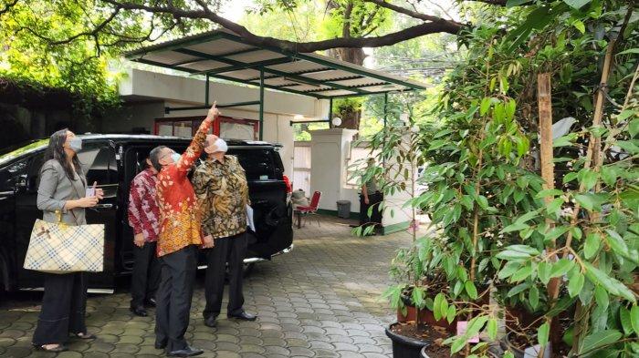 Megawati Soekarnoputri menerima penghargaan CNBC Indonesia Lifetime Achievment