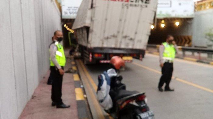 Melebihi Batas Ketinggian Maksimal, Truk Boks Nyangkut di Underpass Tanah Abang