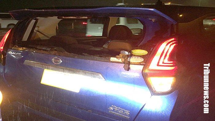 Sebuah mobil Nissan, Sabtu (23/11/2019) hancur kaca belakangnya dan bagian belakang mobil dihajar truk di jalan tol Jepang.