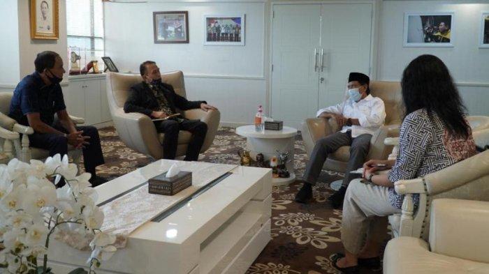 Ketua Umum PSSI, Mochamad Iriawan saat menemui Menpora, Zainudin Amali di kantor Kementerian Pemuda dan Olahraga, Senayan, Jakarta, Jumat (22/5/2020).